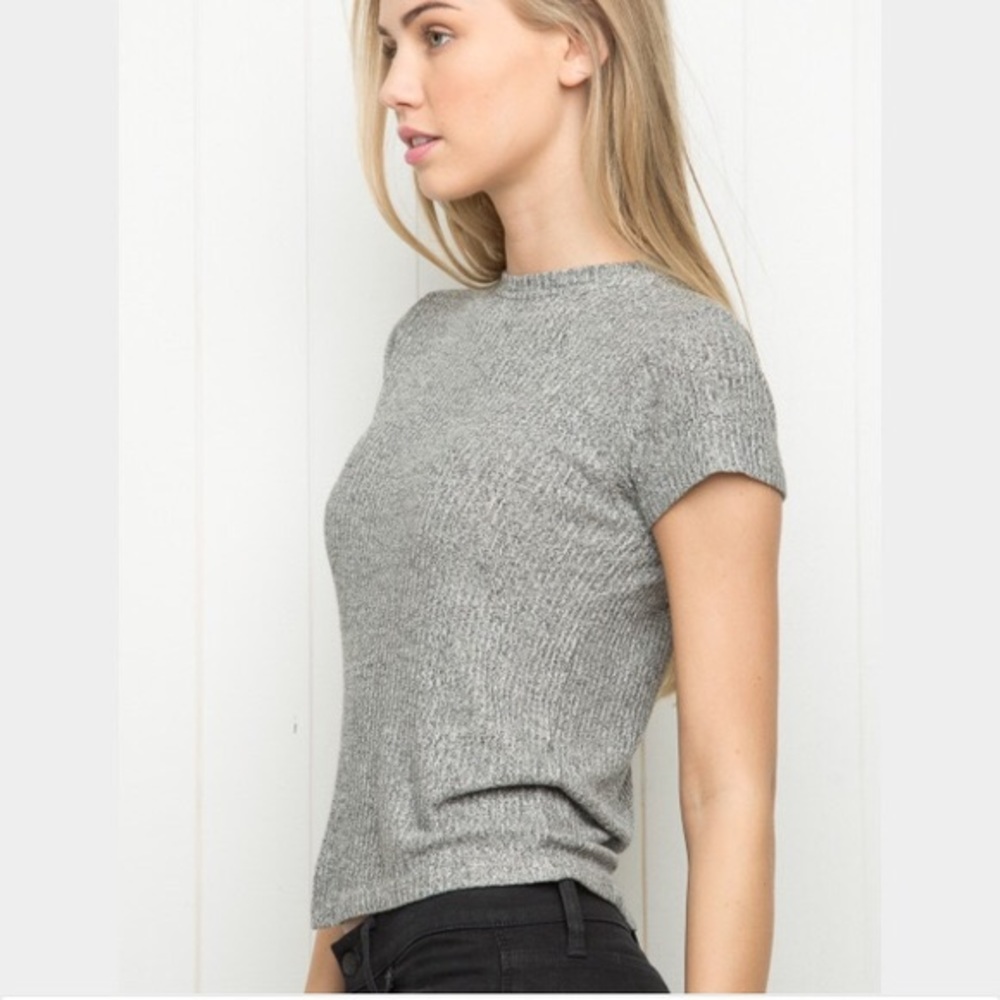grey ribbed shirt